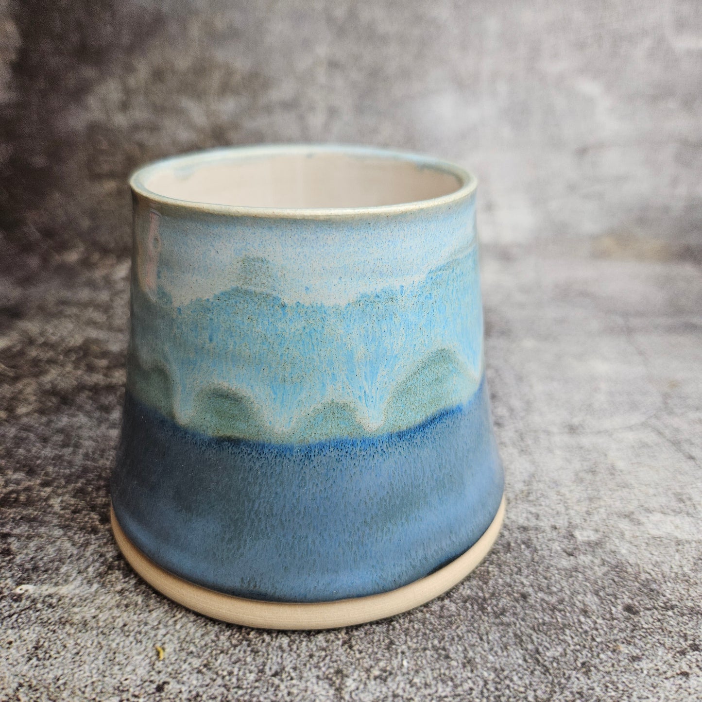 Short tankard mug, blue gradient