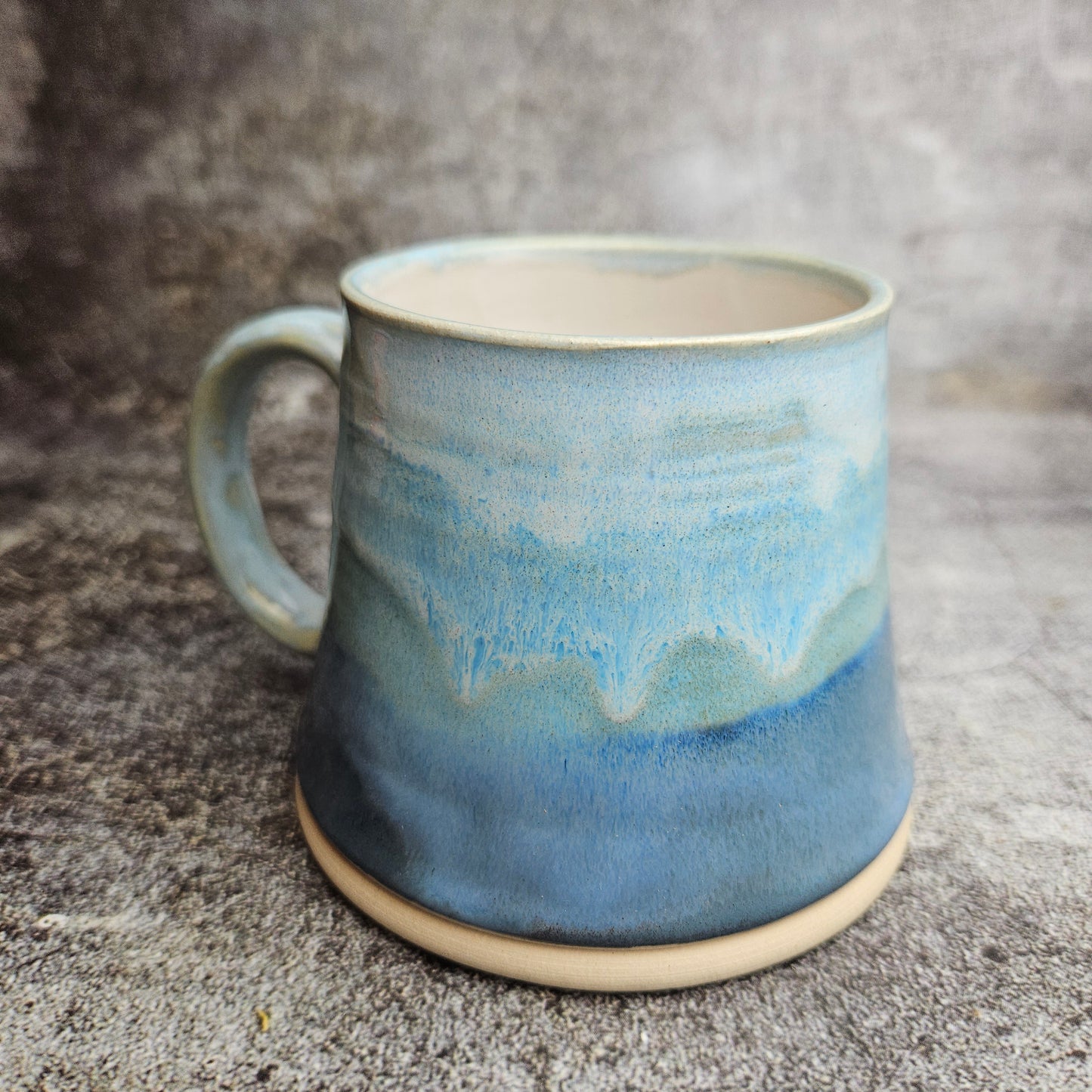 Short tankard mug, blue gradient